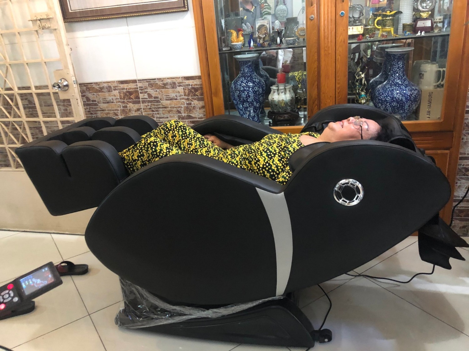 Món quà tặng mẹ khá ý nghĩa. Vì không có nhiều thời gian nên chiếc ghế này sẽ thay mình chăm sóc mẹ. Ghế massage toàn thân thư giãn, thoải mái. Cụ rất thích.
Chế độ bảo hành và dịch vụ tuyệt vời.
Sản phẩm đáng giới thiệu.