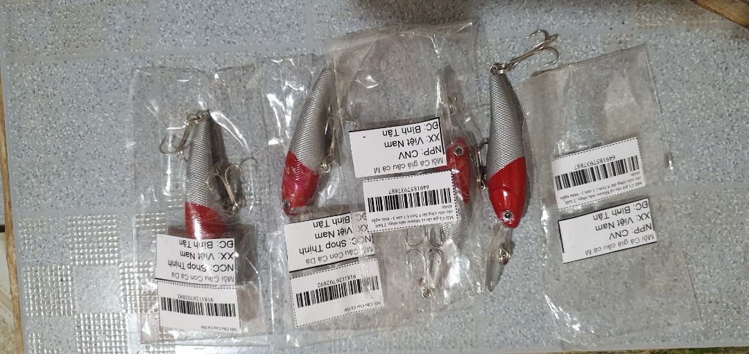 mua 2 loại mỗi loại 2 con. gửi về 4 con giống nhau giống màu. shop làm ăn kém quá.