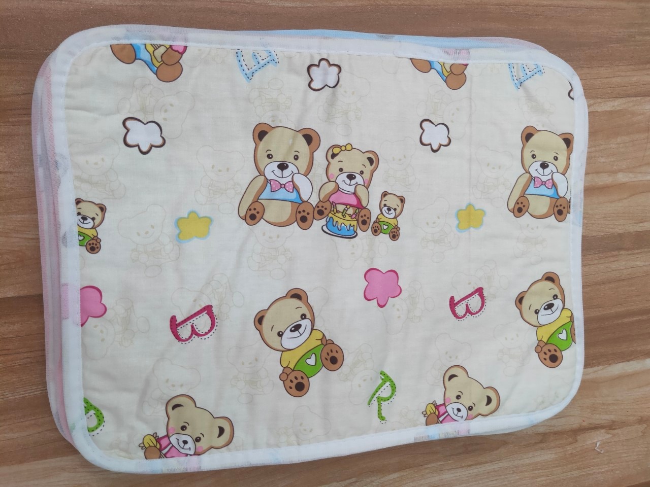 Tấm lót đẹp màu sắc đúng như hình, thấm nước cũng tốt. Mình chủ yếu dùng lót khi thay bỉm cho bé thấy rất tiện, dễ giặt và bề mặt mịn, dùng mấy hôm nay thấy ổn. Mua hàng có thương hiệu trên Tiki nên yên tâm chất lượng.