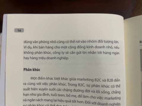 Là 1 cuốn trở thành giáo trình cho bậc cao học marketing ở Mỹ và Pháp cùng nhiều nước Châu Âu, thế nên không cần bàn cãi về chất lượng nội dung. 

Tuy nhiên vấn đề nằm ở chất lượng dịch. Mình không tìm được bản gốc Tiếng Anh nên cắn răng mua bản Tiếng Việt, và kỳ thực là nhiều đoạn dịch như Google thế này đây. Sách mang tính hàn lâm và học thuật nhưng dịch rất tối.

Nói chung các bạn cân nhắc. Nếu không có sẵn nền về marketing hoặc chưa tiếp xúc với các thuật ngữ ở dạng Tiếng Anh từ trước thì có vẻ là sẽ khá khó hiểu.