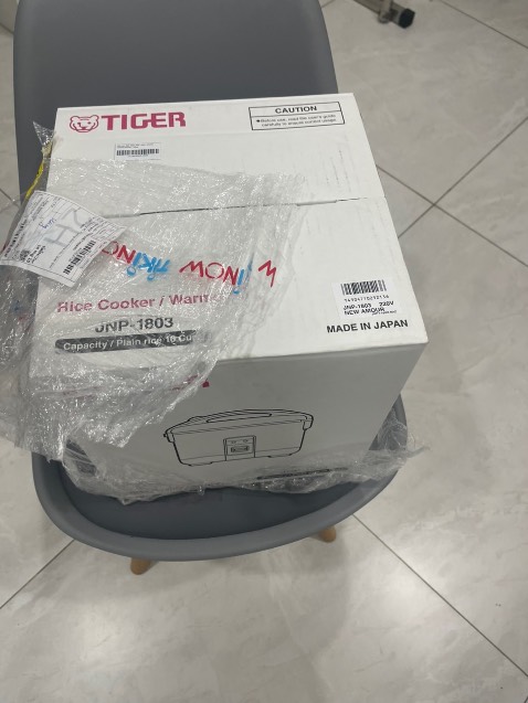 Giao hàng cực nhanh ( 1h30 phút nhận được hàng tính từ thời điểm đặt). Hàng chính hãng có phiếu bảo hành và hướng dẫn sửa dụng tiếng việt. Đóng gói đẹp, nhân viên giao hàng thân thiện, nhiệt tình. Cảm ơn điện máy Sài Gòn, lần sau nhất định sẽ ủng hộ Shop nhiều hơn.