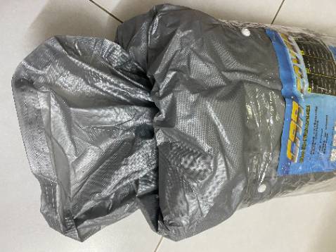 1.Tấm bạt là loại như áo mưa mỏng quá tệ, không đúng như trên hình mà shop giới thiệu trên trang bán hàng.
2. Sai kích thước của đơn hàng, đặt 2XL cho xe 7 chỗ nhưng giao tấm có kích thước chỉ phủ được xe 4 chỗ.