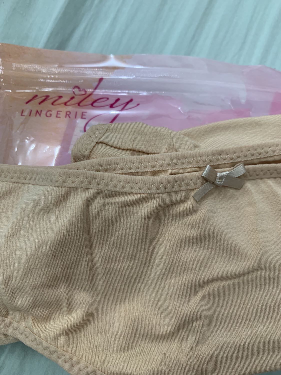 Chất liệu modal dùng rất thích và thoải mái, sản phẩm chỉn chu từng đường kim mũi chỉ. Shop chăm sóc KH rất tốt, mình có chút trục trặc được shop giải quyết nhanh gọn lẹ, đảm bảo tối đa quyền lợi KH. Nói chung rất hài lòng!!!