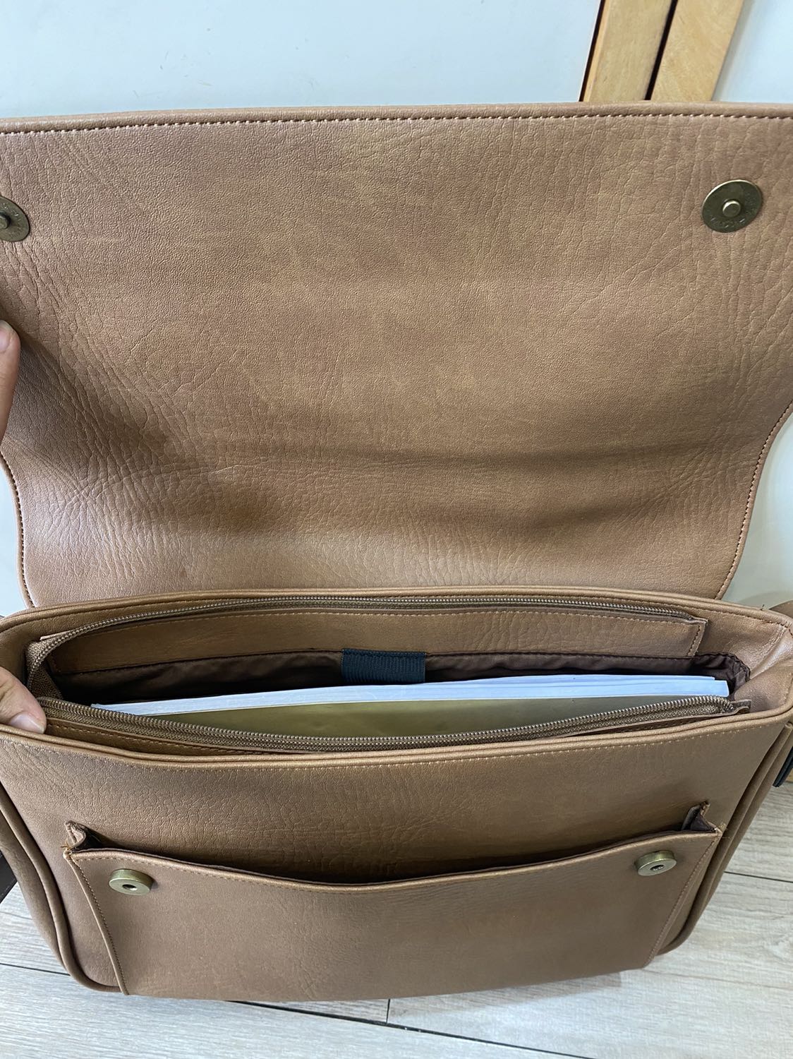 Mua cặp cho con trai đi học mà phụ huynh ai cũng khen, giá rẻ mà chất da rất đẹp, bền, tôi rất ưng ý, cho shop 5 sao nè