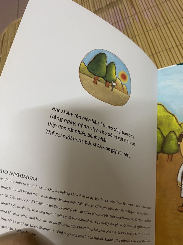 vừa ngồi đọc cho cả con và cháu gái, chăm chú nhìn và học theo cách hỏi của shop tư vấn khiến các bạn nhỏ rất vui