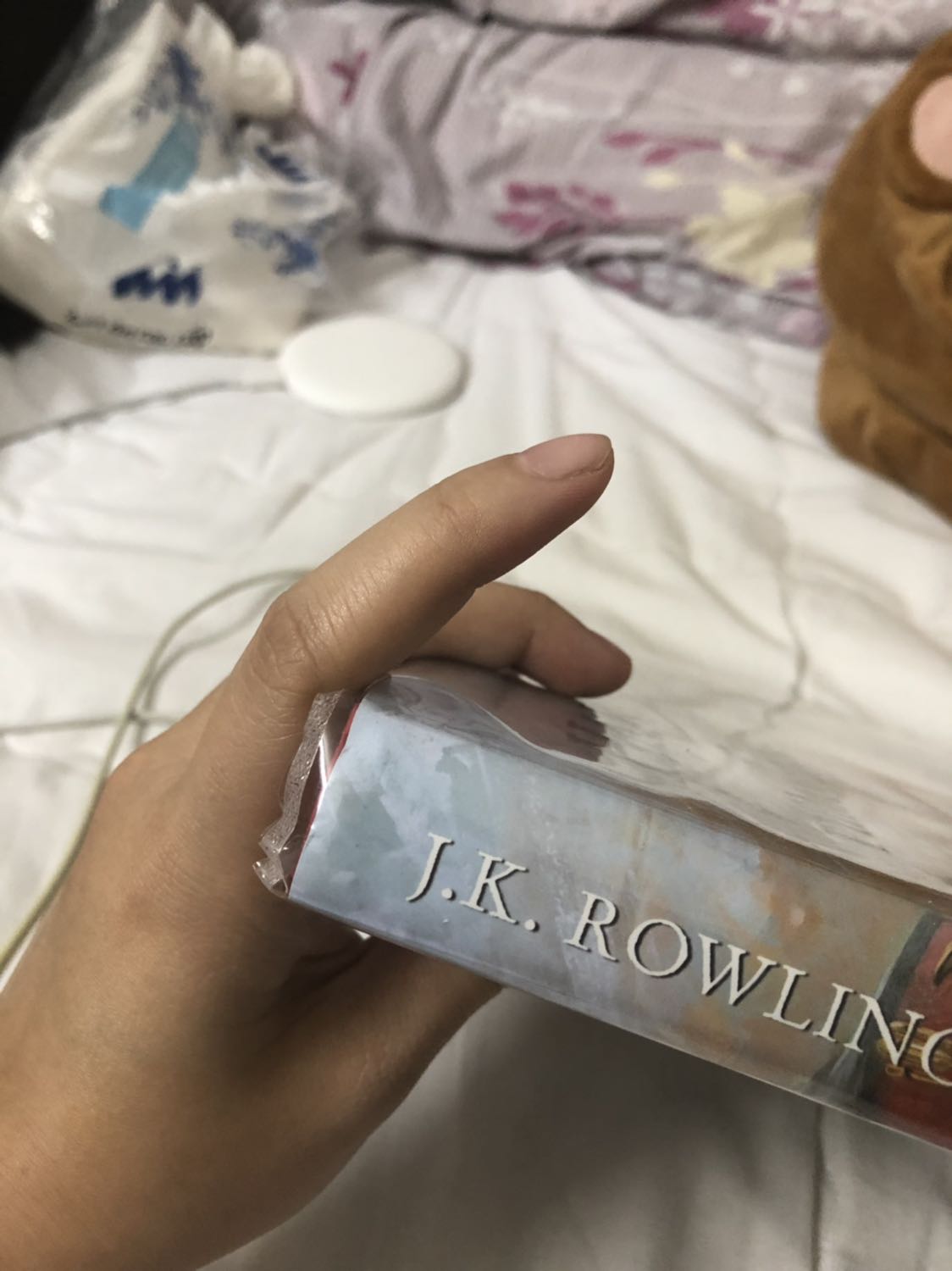 Chất lượng giấy và bảo quản tốt. Bìa plastic tự bọc ở ngoài vì sách quá khổ cho dịch vụ book care của Tiki.