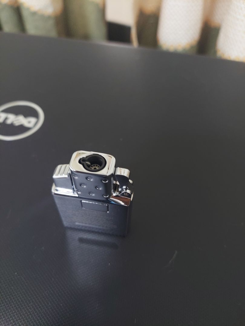 Sản phẩm đẹp hoàn thiện tốt. Nhà bán hàng có bơm sẵn ga nha. Điểm trừ duy nhất là nặng hơn ruột bơm xăng của Zippo kha khá.