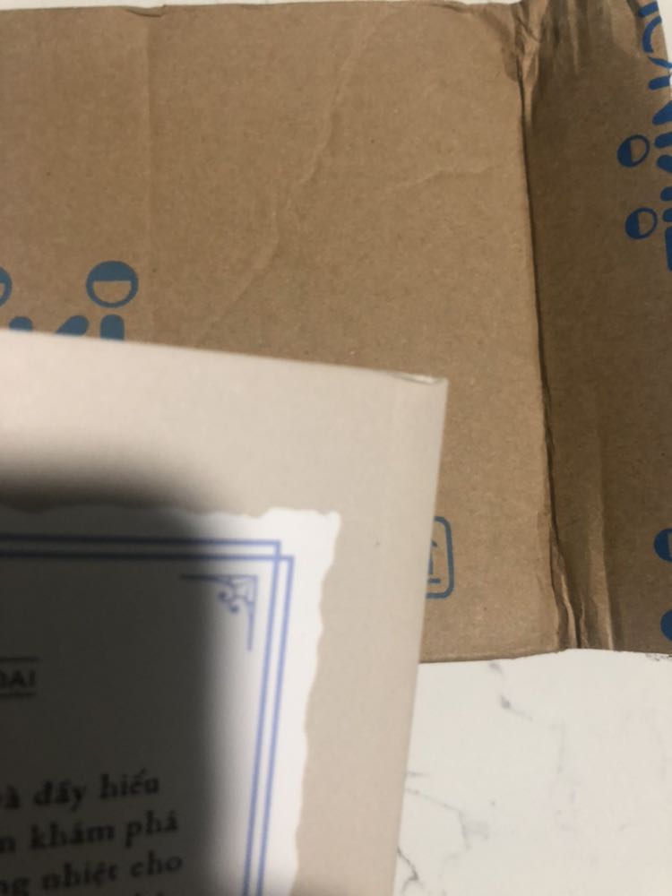 Shipper rất thân thiện và lịch sự
Tuy nhiên sách bẩn và bị móp nhẹ ở góc. Trang sách vì vàng như như sách cũ :(