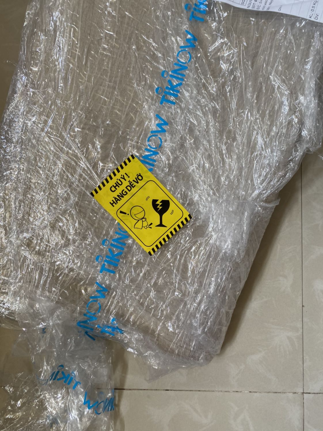 Tiki giao hàng nhanh, đóng gói chắc chắc. Áo nhẹ, mút khá mỏng nếu bạn nào k thích dùng dày. Đáng tiền. Hình này mình mượn hình mình mua chảo, chứ áo k dễ vỡ nha :))