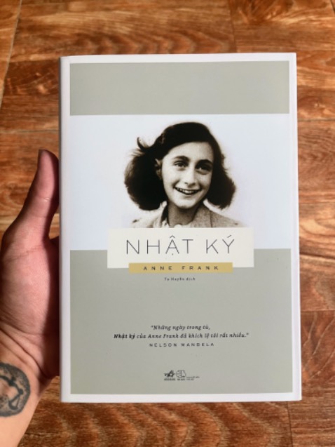 Với tính chất của ngành học và công việc, mình đã có cơ hội biết đến quyển sách này ở phiên bản tiếng Đức. Giờ Tiki khuyến mãi thế này thì phải tậu về ngay chứ. Sách được giao nhanh, được đóng gói kĩ càng và giúp người đọc hiểu thêm về một phần đời của cô bé người Đức gốc Do thái Anne Frank trong giai đoạn đen tối một thời của Đức Quốc xã… Chất lượng giấy tốt, mực in đều và hình ảnh bên trong cũng đẹp. À, sách có thể được bọc bằng giấy bao tập bình thường để giữ độ nguyên mới tốt nhất á.
Mình chỉ có góp ý là Tiki giao hàng nhưng không gọi nhắn trước nên khó lòng mà căn thời gian để có mặt mà nhận hàng.
