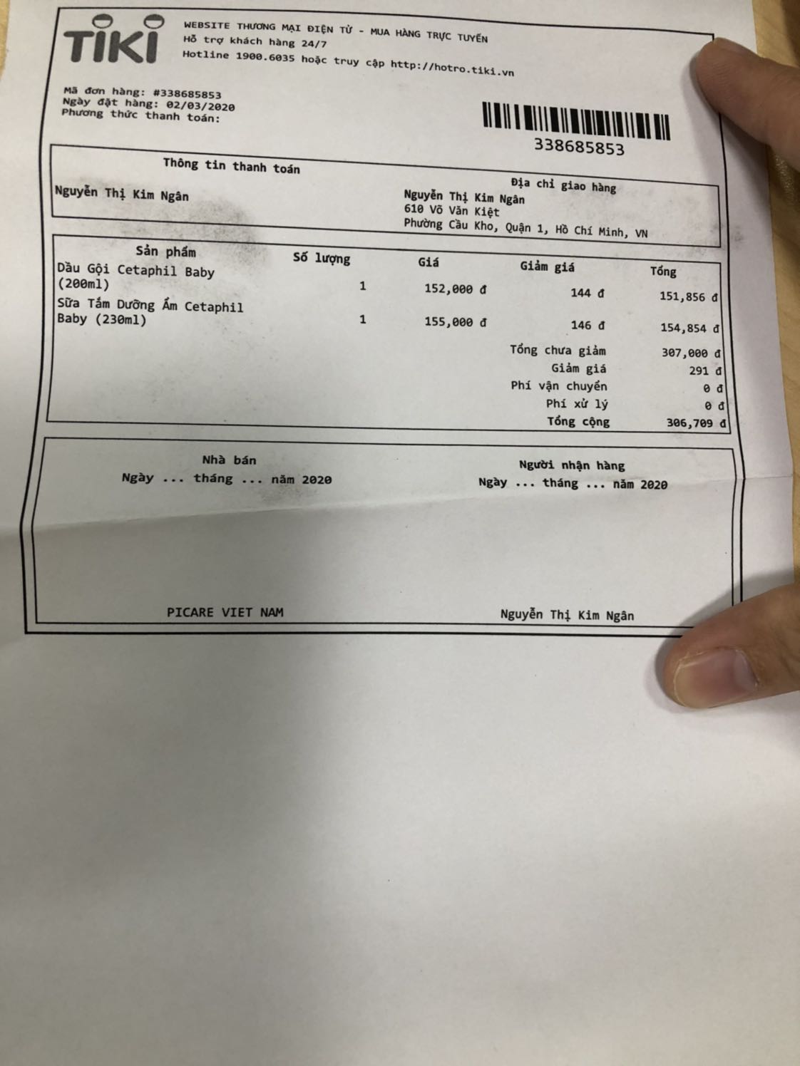 Mình đặt 1 chai dầu gội và 1 chai sữa tắm riêng nhưng khi nhận được lại là 2 chai dầu gội và sữa tắm 2 trong 1 thế này. do ban đầu mình đặt nhầm địa chỉ giao shop vẫn nhiệt tình đổi liền địa chỉ giao trong ngày, và sản phẩm đóng gói cũng mới nên mình vẫn nhận đơn. Shop ghi nhận lần tới chú ý hơn ở khâu soạn hàng nhé! Thanks shop!