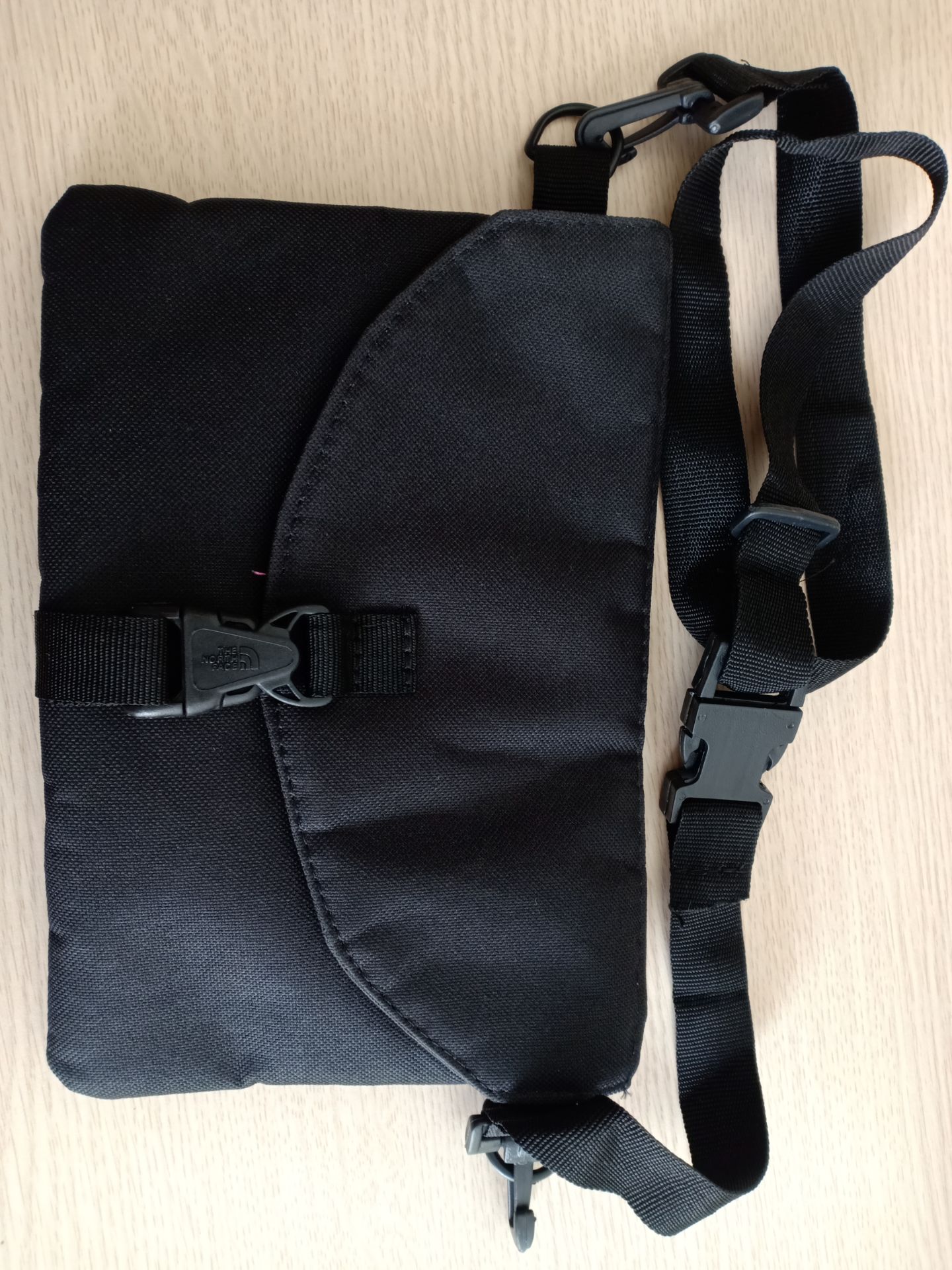 Lúc bạn shipper đến giao hàng mình không ở nhà, nhờ người nhà nhận hộ và trả tiền, nên không kiểm tra sản phẩm được. Shop giao nhầm túi so với hình ảnh đặt hàng rồi. Mình gửi hình ảnh túi mình đã nhận được.