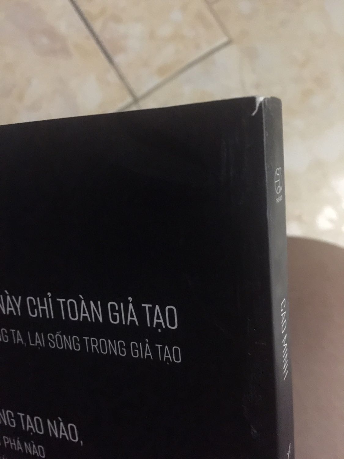Vận chuyển thì nhanh thật, lại dc tặng thêm 1 cuốn sách nhưng mình hơi buồn vì gáy sách bị nhăn, huhu sách to và đẹp như thế mà lại bị như vậy!! Nhưng chắc tại cuốn đó nằm đầu trong cái hộp chứ mấy cuốn phía dưới rất nguyên vẹn!! Mua sale 50% + được tặng thêm 1 cuốn sách “Mặt trời trong tim”, đáng lẽ sẽ ko có gì để chê nếu như giá của cuốn này ko lên xuống như vậy ... em canh 2 ngày rồi mới đặt vì nghĩ sale 50% là nhiều rồi, thế là sáng qua đặt tối qua mở lại thấy cuốn này sale 70% coi tức hong? Dù gì thì cũng cảm ơn Tiki, em đi mua nữa đây vì còn sale 3 ngày nữa dù em còn chưa tới 100k ?