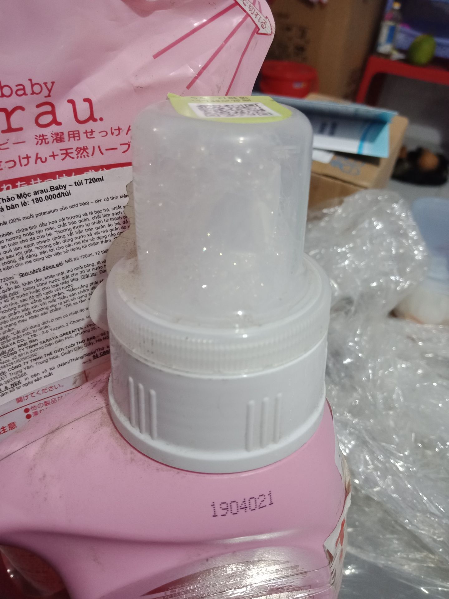 mình mua hàng của tiki trading nhiều lần rồi mấy lần trước thấy cũng ổn, nay nước giặt này thấy tiki trading có nên mình mua thử. nhận hàng thì thấy quá sốc luôn, chai và túi nước giặt như để trong xó nào mấy năm mơí lôi ra vậy, bụi bám 1 lớp dày trên sản phẩm, túi nước giặt thì nhăn nhúm. nếu đóng gói cho khách hàng thì ít ra tiki cũng nên lau chùi sơ qua nếu sp bụi bẩn như vậy chứ, cảm giác k tôn trọng KH chút nào.