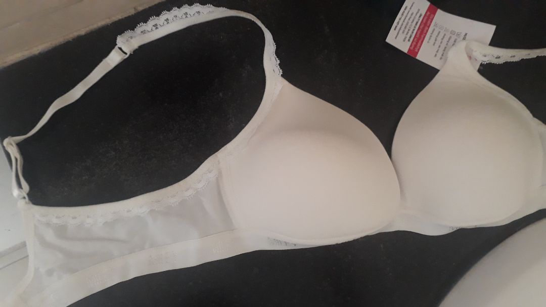 Hàng đặt: form đứng, dây áo không ren, có nơ.
Hàng nhận: móp méo, dây áo có ren và không nơ.