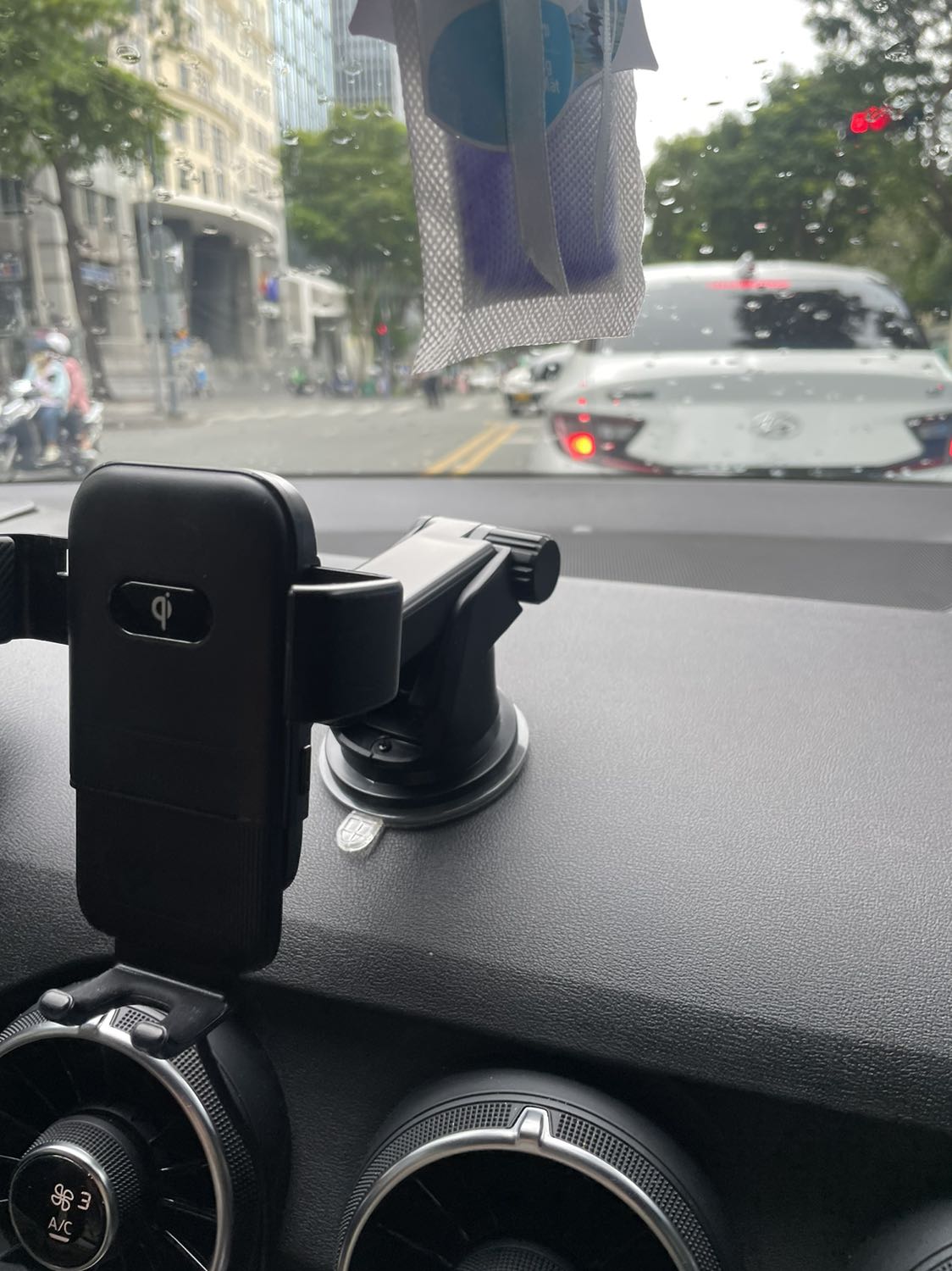 Cái cửa gió turbin của mình gắn ko vừa. May là có chân hút cũng chắc chắn. Gắn mấy bữa xài nhiều chưa rơi lần nào. Bỏ vào tự kẹp lại nhìn rất xịn sò. Nhưng mà phải luôn cắm dây. Nhiều khi mình muốn bỏ sợi dây ra cũng ko đc