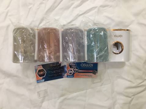 ***% hàng nhận được giống bài viết và video giới thiệu.

02.Tất cả được lắp ráp trên 1 thân kệ gồm: cốc, giá treo bàn chải đánh răng, dụng cụ nhả kem đánh răng tự động, hộc nhỏ chứa mấy đồ linh tinh nữa.

03.Mẫu mã đẹp, màu sắc bắt mắt.

04.Thân kệ là nhựa cao cấp,miếng dán chịu lực tốt, lắp rất nhanh, không mất công đi mượn khoan vít....

05.Nhả kem ổn.

06.Từ khi lắp mẫu kệ này, mỗi lần vào thấy sang, gọn gàng hơn trước rất nhiều.

07.Đây là mẫu kệ mình rất ưng ý, trước có sử dụng mẫu kệ khác nhưng không ưng bằng em này.

08.Một sản phẩm tốt từ hãng aswei, nên tin tưởng dùng nha các thím.