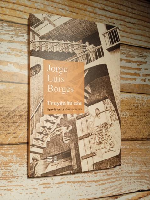 Sách in đẹp, dịch và chú giải cẩn thận, biên tập tốt. Tác giả này viết thực thực hư hư lẫn lộn, lại dùng nhiều hình ảnh lấy từ điển tích tôn giáo và văn học phương Tây, nhiều câu chuyện lại nói về văn hoá bản địa Nam Mỹ xa lạ. Người đọc cần có kiến thức nền vững chắc, nếu không sẽ thấy ngợp đến mức hoa mắt chóng mặt.