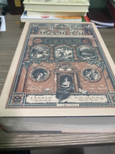 Về hình thức. Khổ to và dày hơn so với tưởng tượng. Có lẽ là sách dày thứ 2 của mình chỉ sau quyển Kinh Thánh. Sách đẹp, chắc chắn.
Về đóng gói: Tiki có bọc giảm sốc kỹ lưỡng.
Về nội dung: mua về sưu tầm nên chưa đọc, tuy nhiên quyển này thì thuộc dạng kinh điển rồi.
Về giá cả: mua đc với giá sale còn 400k. Nếu so sánh với 2 quyển mua cùng khoảng 80k/ quyển thì mình thấy đáng đồng tiền bát gạo cho 1 quyển sách đẹp và kinh điển như thế này.
Tổng quan: 5 sao cho Đông A và Tiki