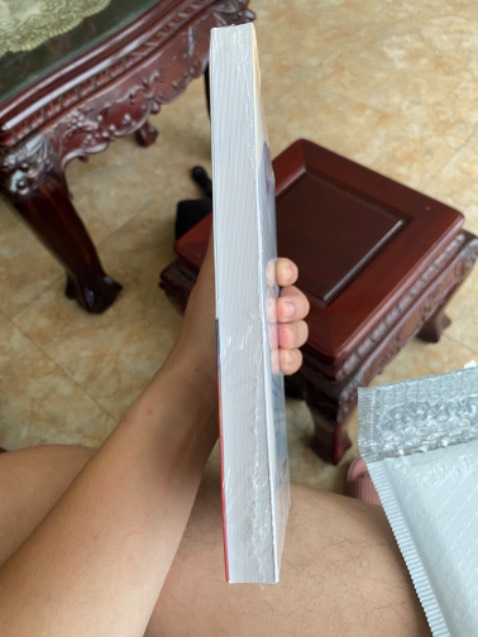 Shop bán hàng quá tệ. Bán là chỉ biết đăng bài lên bán. Khách nhắn tin thì không trả lời, bán sách bìa cứng, giao bìa mềm rồi còn tráo trở báo tiki là lỗi do khách ấn nhầm, không đọc kỹ sản phẩm.
Thời đại nào rồi mà còn đổ cho khách không đọc kỹ sản phẩm, đơn mua vẫn còn rành rành ra đấy mà nói khách nhầm. 
Khách không bao giờ nhầm, chỉ có shop sai mà không nhận, không dám nhận, không một lời xin lỗi, để khách chờ gần 1 tuần không 1 câu trả lời. 
Tiki mà cho đánh giá 0 sao thì có khi cũng không xứng đáng, âm điểm chất lượng!!!!