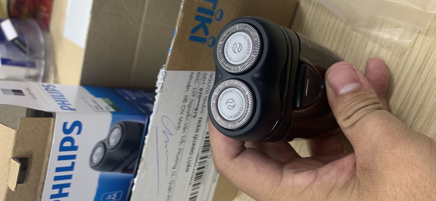 Sản phẩm mới nhận, mở ra *** chạy được cỡ 10 giây thì 1 bên dao cạo ko hoạt động nữa, bên còn lại thì chạy nhưng âm thanh rất to. Đề nghị đổi hàng gấp.