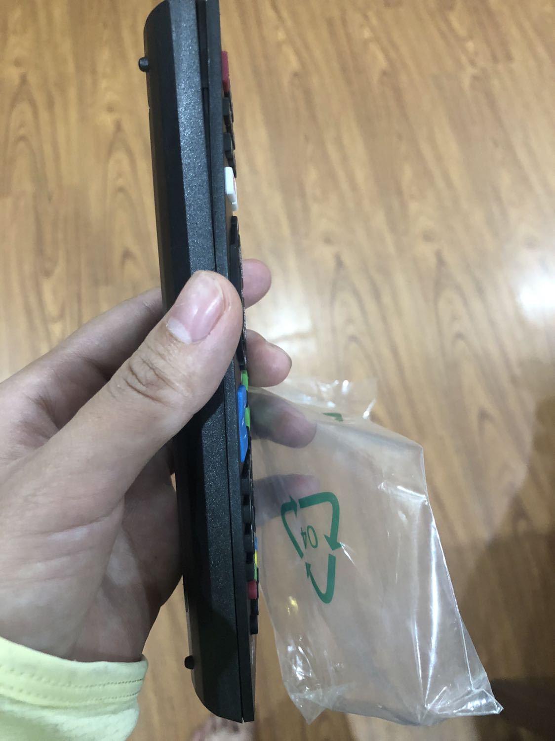 Điều khiển bị lỗi, không phải hàng chính hãng, rất khó bấm và sử dụng