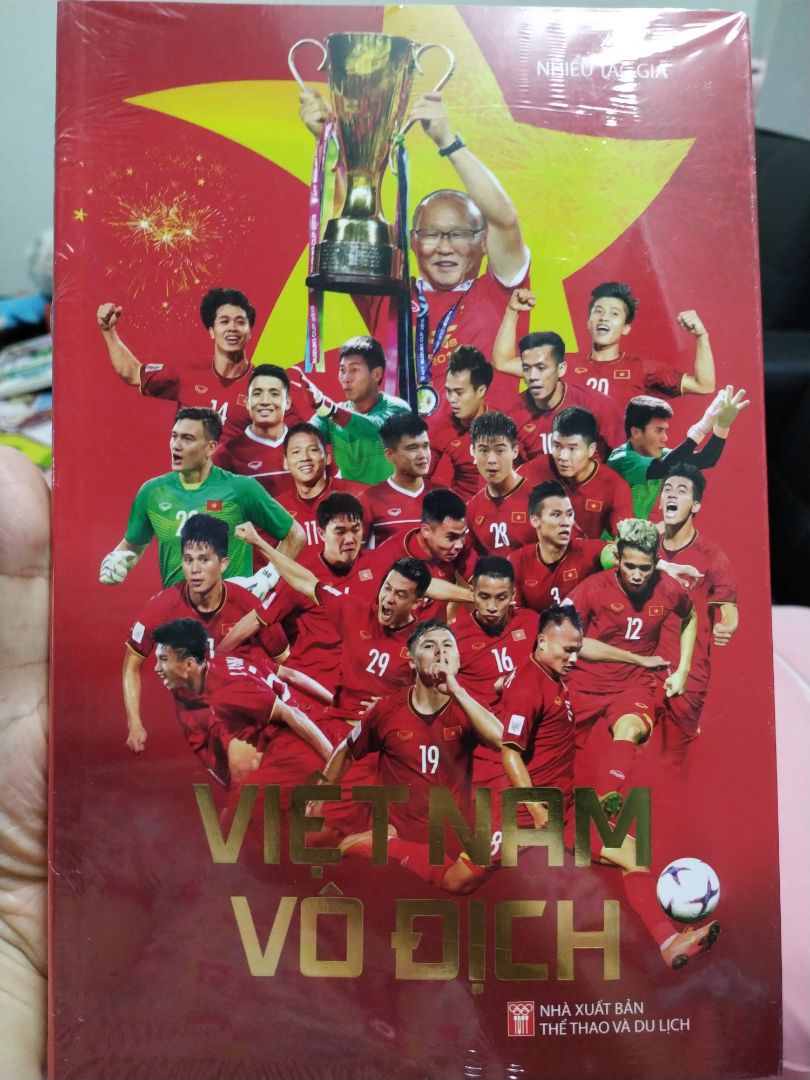 Lúc nhận hàng còn bọc màng co nhìn đã lắm. Lấy ra đọc được vài trang con bé nhà mình làm nhàu trang đầu và gẫy bìa xót cả ruột. Hình thức đẹp trang nào cũng ảnh màu. Mình không thích màu đỏ mà cuốn này toàn đỏ là chính nhưng không hiểu sao nhìn lại rất thích. Chắc vì màu áo tuyển thủ màu cờ tổ quốc. Nội dung thì viết thông tin cơ bản và 1 bài viết về các cầu thủ huấn luyện viên. Chưa có dịp đọc nhưng mình tin qua đây mình hiểu họ nhiều hơn và quý mến họ hơn. Nói chung sách này không thể thiếu đối với những ai mê bóng đá. Mình cũng canh đợt sale 40 đến 50% để mua Thường Châu Tuyết Trắng, U23 những chuyện chưa kể, Trần trụi bóng đá Việt, Tự truyện Lê Công Vinh, Từ Thường Châu tới vô địch AFF cup và giờ cuốn này. Mình mua cuốn này đợt sale giảm giá 45% nên rất thích.
