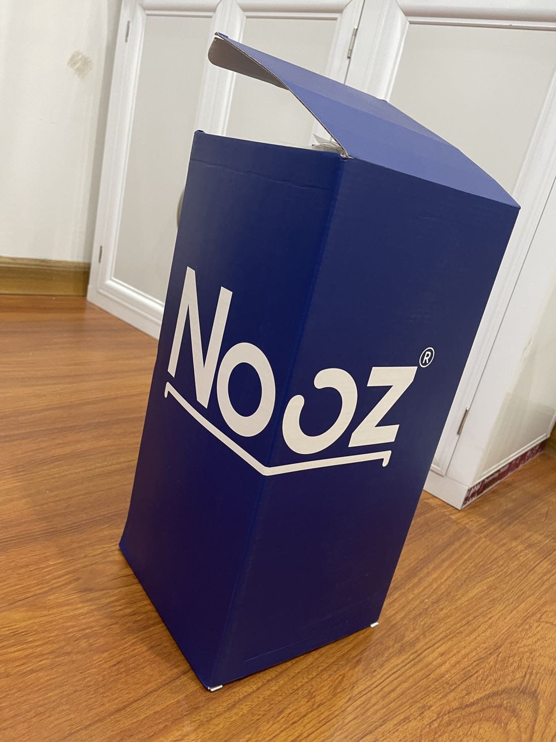 Gối dc hút chân không, cuộn gọn trong hộp xanh như hình. Sp đi kèm voucher giảm giá cho lần sau và lời cảm ơn. Có vỏ gối, bề mặt thành phẩm êm, mịn, mướt tay và cá nhân mình ko thấy có mùi cao su gì khó chịu khi mở sp cả. 
Đã ngủ 1 đêm, cổ vai gáy thì ngủ 1 đêm ko hết đau nha mọi ng nhưng cảm giác nằm gối này rất tuyệt, kiểu như có niềm tin là nó đỡ dc phần cổ của mình thật sự á. 
Trc giờ mình chỉ tin vào những chiếc gối lông vũ thôi, gối là phải mềm chứ nằm cục cao su cứng là nghe ngủ ko dc rồi đó. Nhưng ko mọi ng ơi sai lầm. Trải nghiệm sp để biết thêm về sự sửa sai của mình nha mọi ng. Haha