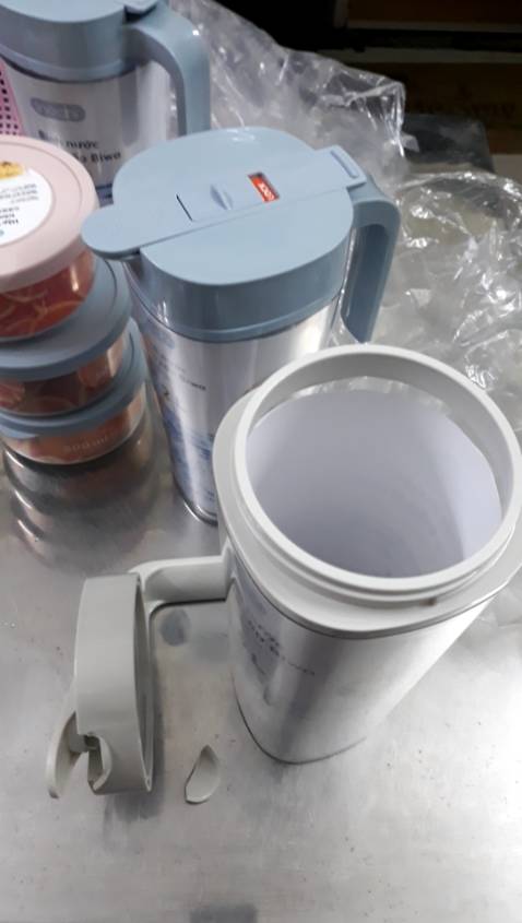 Bình 1.6L màu kem khui hàng đã bị bể miệng chỗ rót sẵn, không sử dụng được. Yêu cầu nhà cung cấp gởi lại sản phẩm còn nguyên hoặc hoàn tiền.