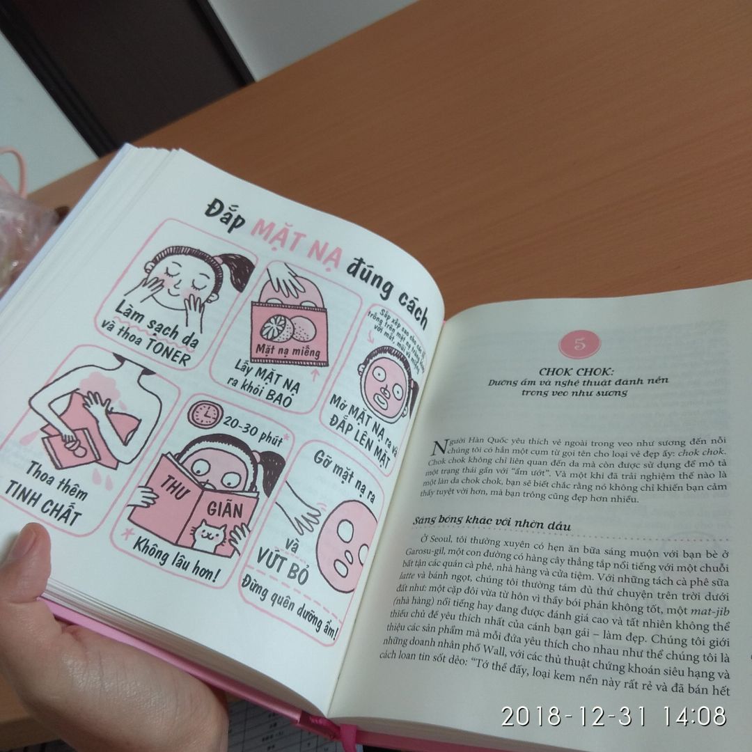 Không chê vào đâu được, tù khi đọc cuốn sách này xong mình mới bắt đầu có khái niệm về da dẻ và lên Tiki lựa mớ mỹ phẩm về xài. Chị này viết sách dễ thương, câu chuyện dí dỏm, và để truyền tải được ý tác giả thì dịch giả của nỗ lực rất nhiều, bank í dịch rất hay. Sách đọc truyền tải nội dung vừa phải, dễ hiểu và không nhàm chán. Mua sách trên Tiki lúc nào cũng được giảm giá và hay có ưu đãi như vậy. Được tặng mấy mẫu kem chống nắng và mặt nạ của Skinfood. Cảm ơn tác giả Charlotte Cho, dịch giả Ngọ Hương và Tiki nhé ?????