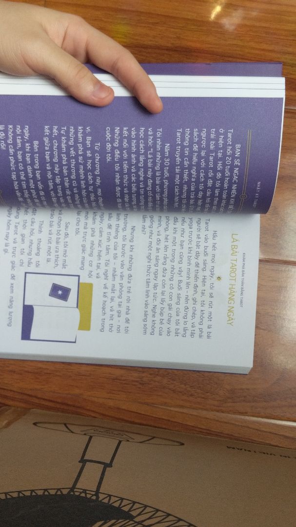 Sách đẹp, giấy in mượt, màu sắc rất bắt mắt, còn trong bao kính. Tuy nhiên, chỉ bỏ cuốn sách vào hộp hàng mà không có chống sốc, sách thích bay đi đâu thì bay trong hộp. Mình ở tphcm nên giao nhanh được, sách không hư hại nên vẫn chấm 5✨