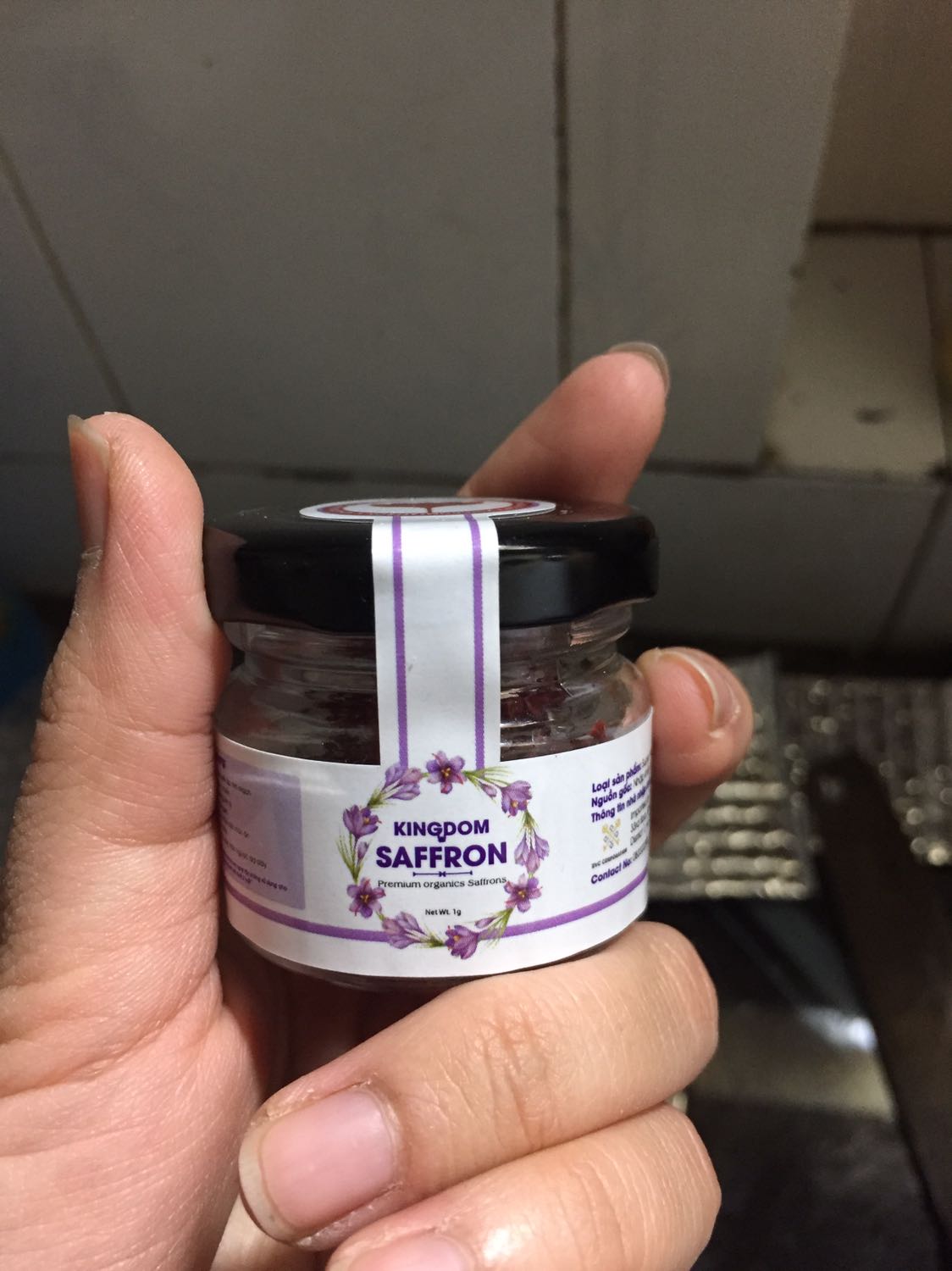 Mở ra đầu tiên bất ngờ hộp bé quá, thứ 
2 là niêm phong đã rách sẵn, cái này mình mua tặng mà để vậy sao tặng nữa trời, chất lượng chưa uống chưa biết thế nào mà làm ăn kỳ quá, nếu thế dán keo trong cho chắc cũng đc