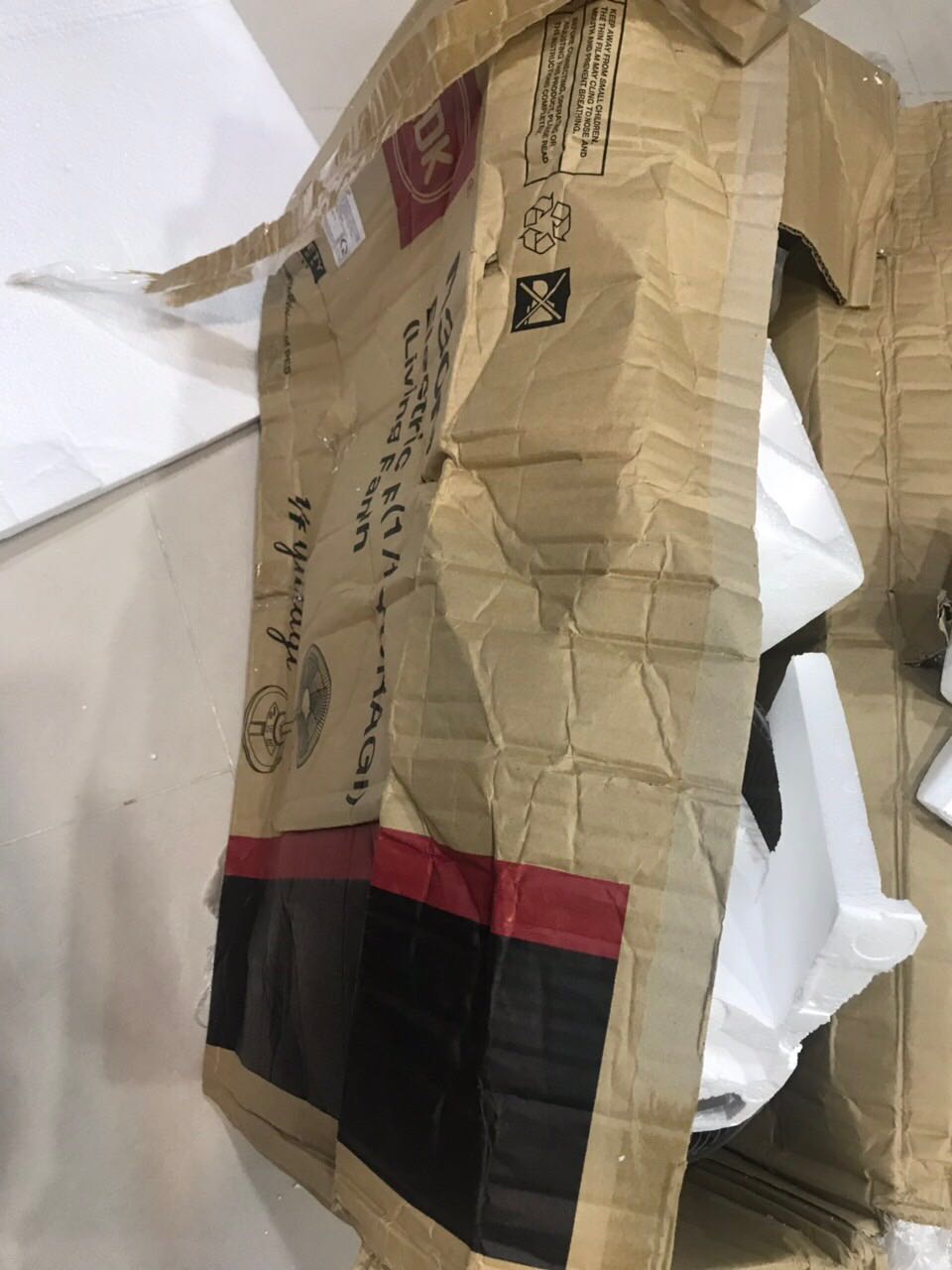 Tiki thu phụ phí chở hàng cồng kềnh mà khi nhận hàng thùng bị móp méo, xốp bên trong vỡ nát hết. May mà quạt ko sao.