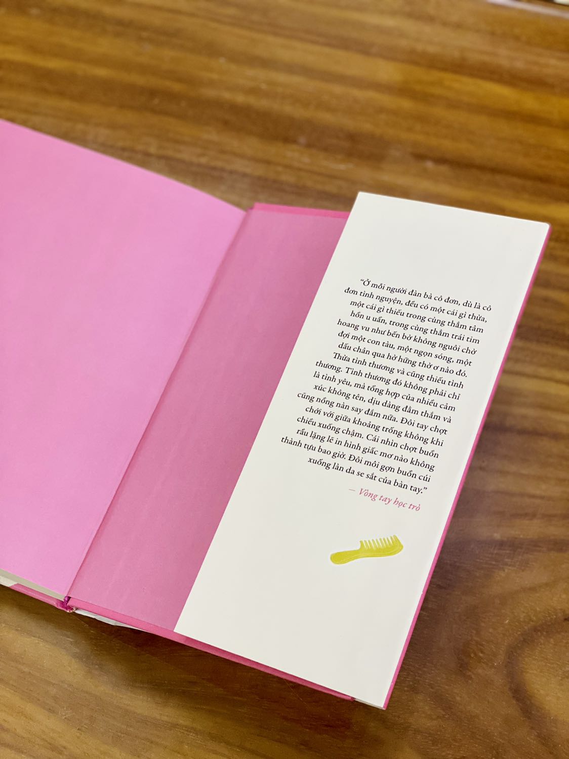 - Tiki giao hàng đúng lịch hẹn. Đơn lần này mình đặt 2 quyển được đóng gói khá cẩn thận, có chèn thêm một ít giấy trên bề mặt sách. 
- Sách bìa cứng, khổ vừa, có áo sách, cầm chắc chắn. Màu sắc và hình ảnh minh họa trên bìa quá xuất sắc, màu hồng chủ đạo vừa nữ tính nhưng cũng có chút hoài cổ. Chất lượng giấy ổn. Điểm trừ duy nhất có lẽ là cách trình bày khá đơn điệu. 
- Với mục đích sưu tầm những quyển sách đẹp thì cá nhân mình đánh giá 5 sao cho sản phẩm này.