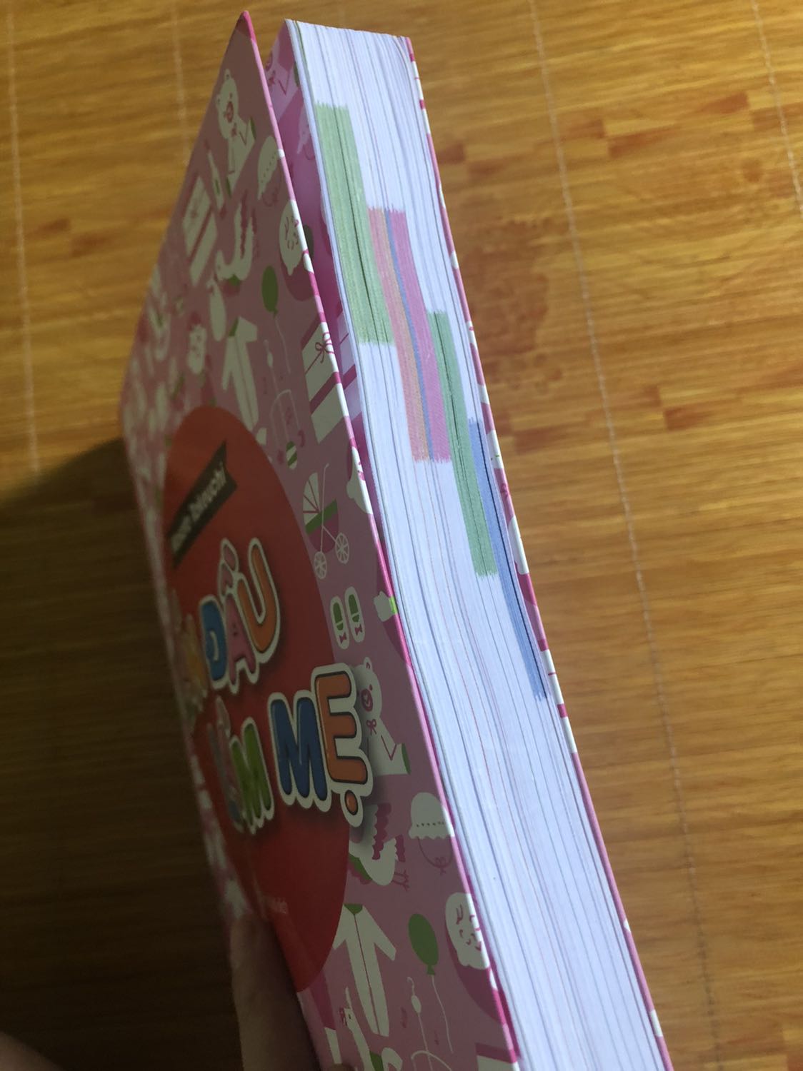 Cuốn sách gồm 8 phần chính, có in màu đánh dấu ở lề phải nên rất tiện lợi khi tìm kiếm thông tin. Nội dung cụ thể, chi tiết và vô cùng bổ ích cho các bạn nữ còn lóng ngóng, lơ ngơ như mình khi chuẩn bị "lần đầu làm mẹ". Sách được minh hoạ bởi những hình ảnh dễ thương, gần gũi, dễ theo dõi. Giao hàng nhanh, giá tiền hợp lý (thấp hơn giá bìa), rẻ so với giá trị sách mang lại. Cuốn sách đáng mua!

*Sách do người Nhật viết nên một số nội dung về trợ cấp sau sinh sẽ chỉ mang tính tham khảo, mẹ bầu nên tự tìm hiểu thêm những chính sách hỗ trợ của người Việt.