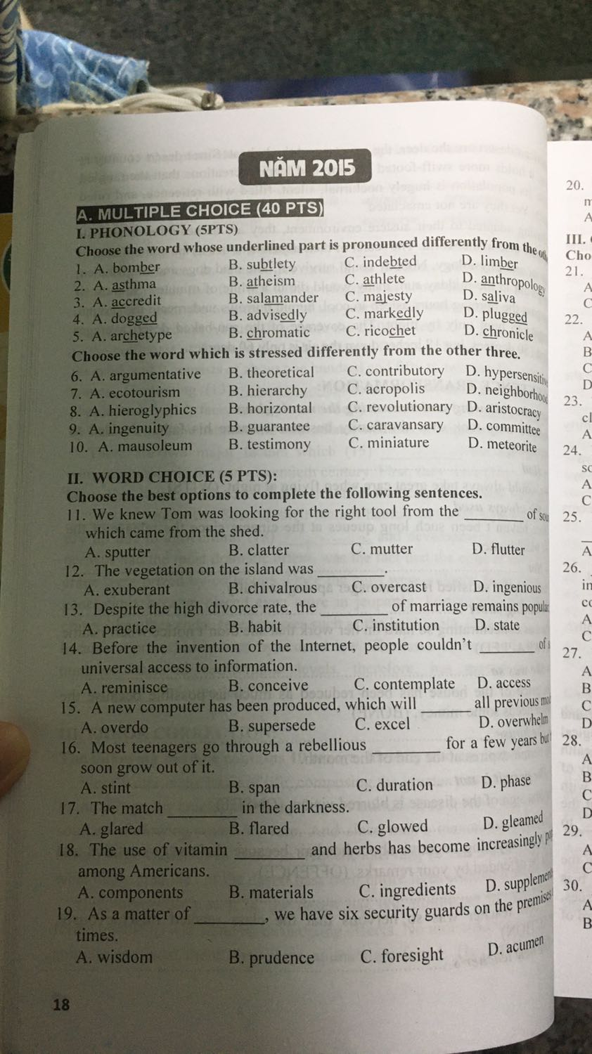 Đề tổng hợp đầy đủ các dạng bài thường xuất hiện trong đề thi học sinh giỏi. Sách mới, không bị lỗi. Về phần đáp án thì không có giải thích gì nên phải tự tìm trên mạng. Bạn nào có ý định vào đội tuyển, thi học sinh giỏi thì nên mua quyển này, còn nếu chỉ học trên trường thôi thì trình độ cuốn này cao hơn nhiều quá. Quyển này mang tính chất luyện đề nên mình nghĩ bạn nào chỉ muốn nâng cao trình độ thôi thì không nên mua, các bạn mua sách nước ngoài ôn kĩ từng kĩ năng và nâng cao từ vựng sẽ có ích hơn nhé.