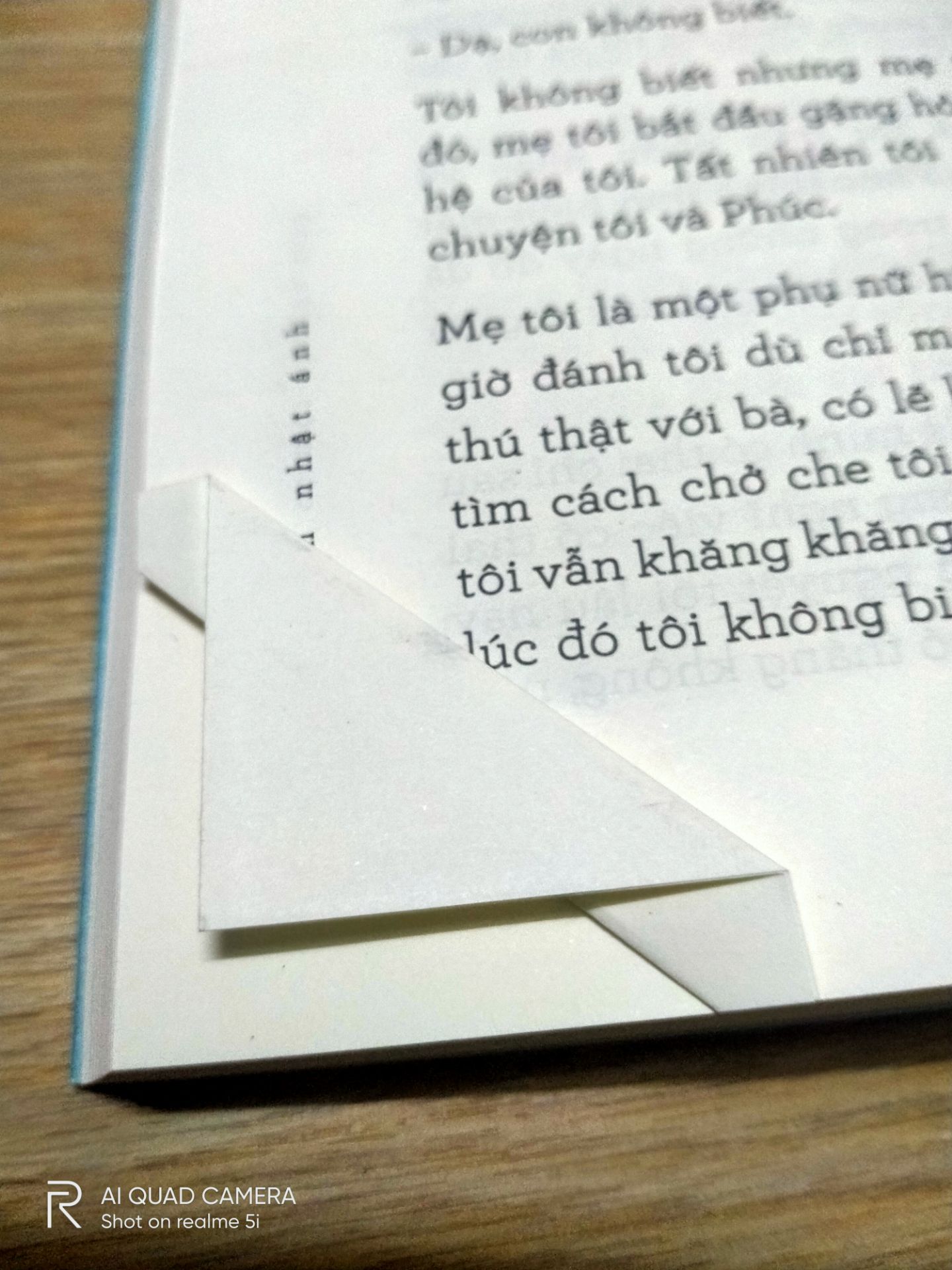 Giao hàng phải nói là siu nhanh luôn, ms đặt tối hqua mà trưa mai là giao r, sản phẩm không bị móp méo có điều bị gập giấy như ảnh ? Do mình mua sách ở tiki cũng nhiều r nên khá yên tâm mà giá lại rất rẻ so với giá trên sách ghi. Dù chưa đọc hết nhưng cảm thấy sách rất hay nhé, ai thích mắt biếc thì nên mua vì nó khá giống mắt biếc. Ai mua sách thì nên mua ở Tiki nhé vì nó rẻ hơn các app mua hàng khác nhiều ??