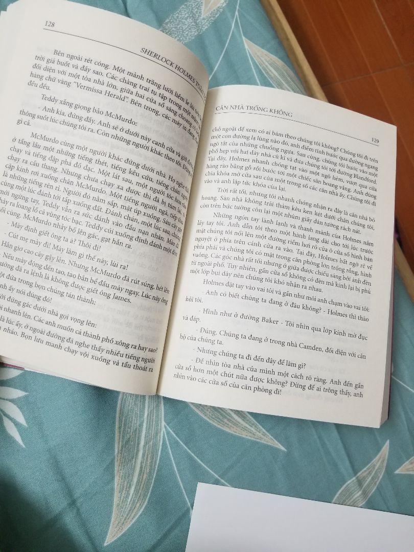 Đang đọc đến tập 2 và cảm thấy thất vọng khi mua phải sách bị nhà sản xuất in lỗi: bị in thiếu, nhảy đoạn. Mặc dù là 2 trang liên tiếp (112,113) ; (128,129) nhưng bị nhảy sang phần truyện khác không liên quan. Đọc vô cùng ức chế