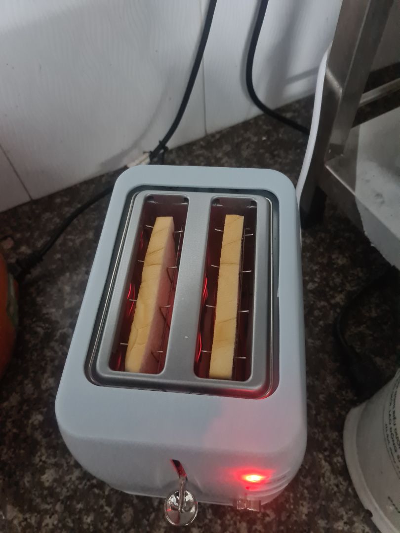 Máy sử dụng rất ok. Máy mạnh, mình nướng mức 3 nhưng đã ra màu vàng đủ dùng rồi. có điều dây điện hơi ngắn nên sẽ cần đặt máy ở gần ổ điện. Máy không có đồ đậy nên dùng xong mình hay lấy khăn phủ lên để đỡ bụi. Mua ở tiki sale còn khoảng 480k khá ok