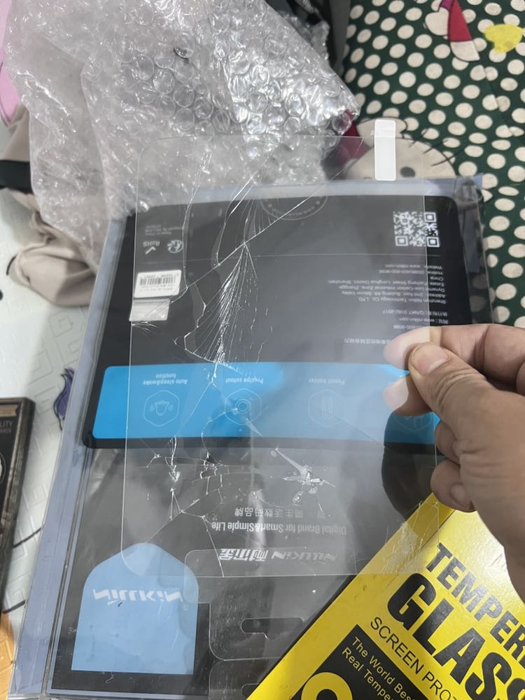 Giao cường lực ipad mà không đảm bảo an toàn, tới tay bể hết rồi sao mà dùng được. Quá tệ