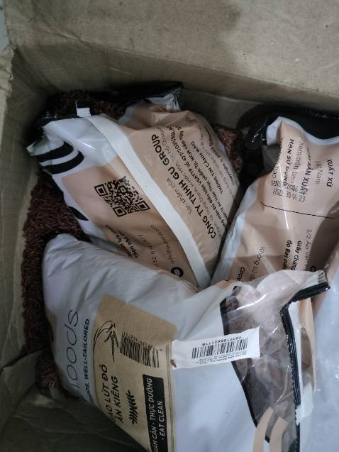 Đóng gói hàng rất kém, mình mua hàng nhiều lần trên Tiki rồi, lần nào cũng đóng hàng xộc xệch, từ quyển sách móp góc, tới nước giặt cũng không bọc xốp. Và lần này là gạo, nhận hàng gạo bục ra, rơi hết ra ngoài, mất công dọn dẹp. Hàng dễ vỡ nhưng thùng hàng ko có nổi miếng bìa chèn vào cho chặt chẽ, ko có nổi 1 miếng xốp lót. Và đỉnh cao là bên bán cũng ko có hướng xử lý thoả đáng cho khách, chỉ xin lỗi. Tiki đổi trả hàng thủ tục lằng nhằng, mất thời gian, cskh của Tiki nói chuyện như cãi nhau với khách. Chưa bao giờ mua hàng onl mà đánh giá 1 sao và bực mình  như  này