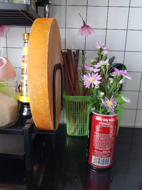 Sản phẩm chắn chắn, đẹp, đúng theo miêu tả. Nhưng sự tiện dụng đối với mình chưa nhiều. Mục đích mua kệ 3 tầng là phải để được nhiều đồ nhưng ống đũa quá nhỏ chỉ bỏ được vài đôi đũa, chỗ để thớt thì quá cao làm dư diện tích bên dưới mà thiếu ở trên vì vậy sự lựa chọn treo đồi phù hợp. Tầng dưới cùng ko để được chai dầu ăn và nước mắm (căn bản). Nếu nhà có kệ bếp ở trên thì nên đo kỹ trước khi mua vì khó lấy dao hoặc để các loại chai cao ở trên. Chung quy sp ok nếu biết trước thì mình mua 2 tầng vì 3 tầng cũng ko bỏ thêm được bao nhiêu.