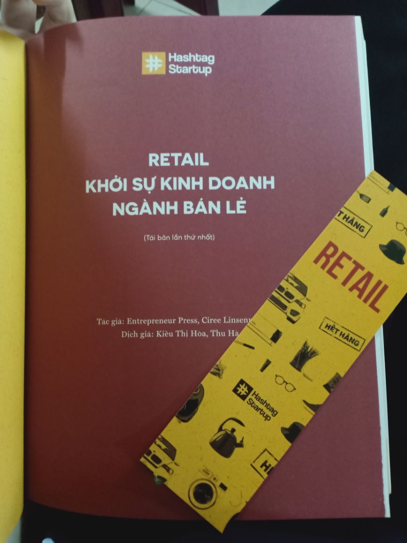 Dịch vụ không hài lòng lắm. Sách bị dơ, vài chỡ bị gãy, sách nhìn cũ cũ. Lúc gói hàng không chịu bao bọc gì hết, làm góc sách hơi móp. Dù lỗi không có gì to tát nhưng nhìn sách khá là sót, khi nhận hàng khá là thất vọng.

Về sách thì thiết kế đẹp và bắt mắt, trình bày dễ đọc, hình ảnh sắc nét. Sách cầm khá chắc tay, xứng đáng với giá bìa.
Chưa đọc về nội dung nên chưa thể nhận xét được. Nhưng trước mắt nhìn hình thức khá hài lòng

Tóm lại, sản phẩm tốt, giá tốt, dịch vụ hơi tệ. Shop cải thiện dịch vụ, nâng niu sách hơn thì tuyệt vời
