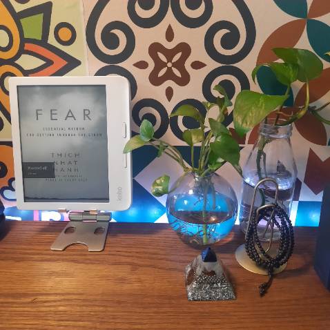 Dây đèn có sẵn băng keo, dễ dán. Đầu usb dễ sử dụng. Lúc đầu mình cứ sợ sẽ phức tạp, nhưng mua về dán 2ph + cắm điện là xong. Có điều remote hơi chậm nên phải kiên nhẫn chờ