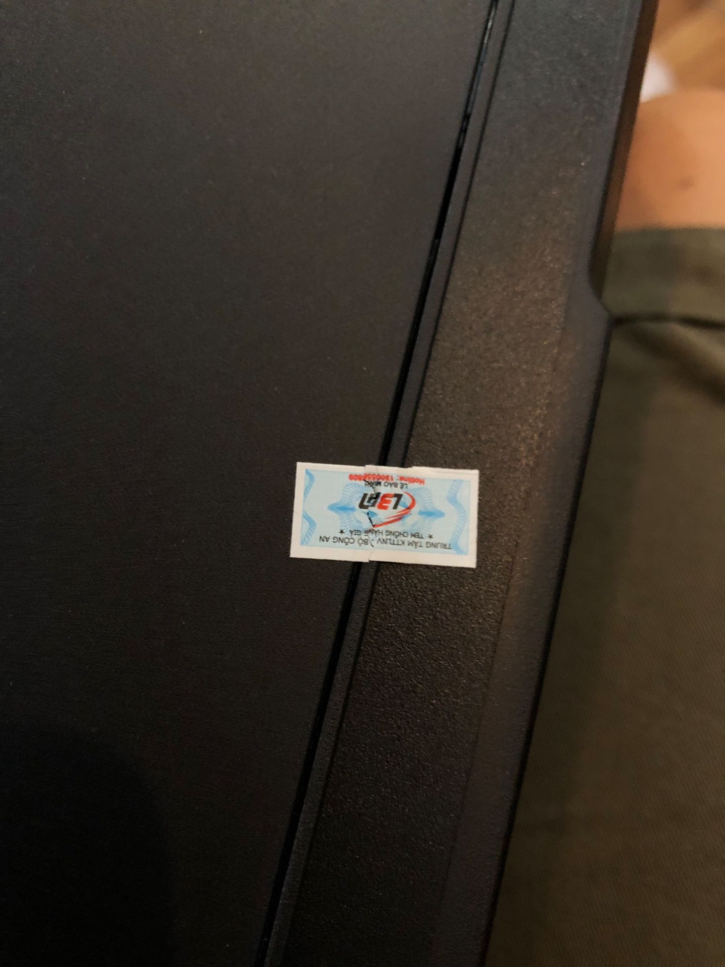 giao nhanh nhưng hôm trời mưa to lại không có hộp hay xốp bảo vệ, mang về mở ra thì tem LBM đã rách rồi không bjeest vấn đề bảo hành như nào, mới đầu in thì mực chưa đều bị sọc ngang, in lâu thì hết và ổn định hơn máy không ổn như dòng ip2700 in chất lượng tốt vì giá đắt hơn