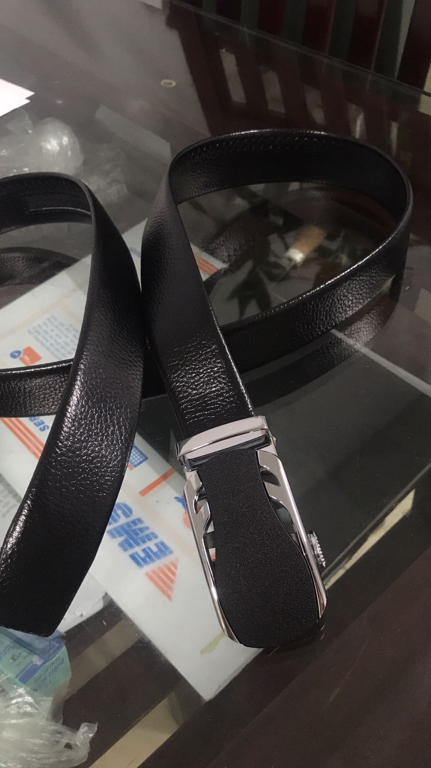 Thắt lưng đẹp khỏi chê. Đầu khoá đẹp, thiết kế chắc chắn, cứng cáp nhưng trông tinh tế. Đẹp mà sáng hơn ảnh của nhà bán đăng ấy. Dây dài cực luôn bụng mình bé nên phải cắt bớt chút. Dây bóng, chất da khá là mềm. Đường may tinh tế chắc chắn. Sản phẩm tốt đang mua. Like mạnh ủng hộ shop.