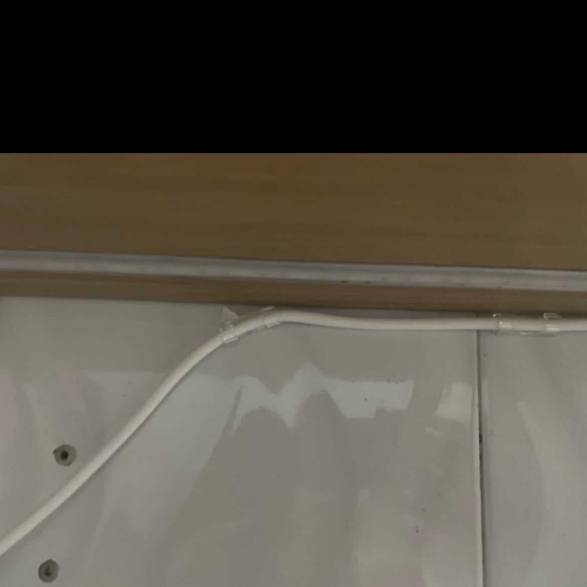 Quá tệ nẹp dây điện dc 1 ngày là rơi ra dù đã lâu chùi sạch sẽ trước khi dán lên