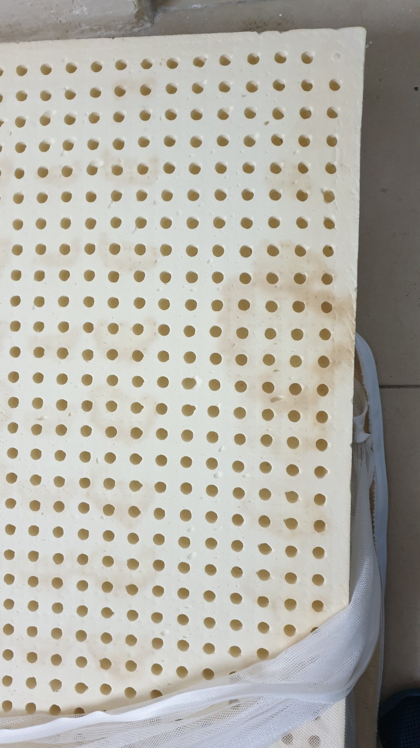 Sản phẩm nhận được bề mặt có nhiều vết bẩn không biết là gì, bảo người giao hàng đổi lại thì họ nói liên hệ tiki, liên hệ tiki thì yêu cầu quay video quá trình đóng gói cái nệm cao su to nặng như thế nên bó tay ko cách nào đổi trả, ai định mua cân nhắc cẩn thận