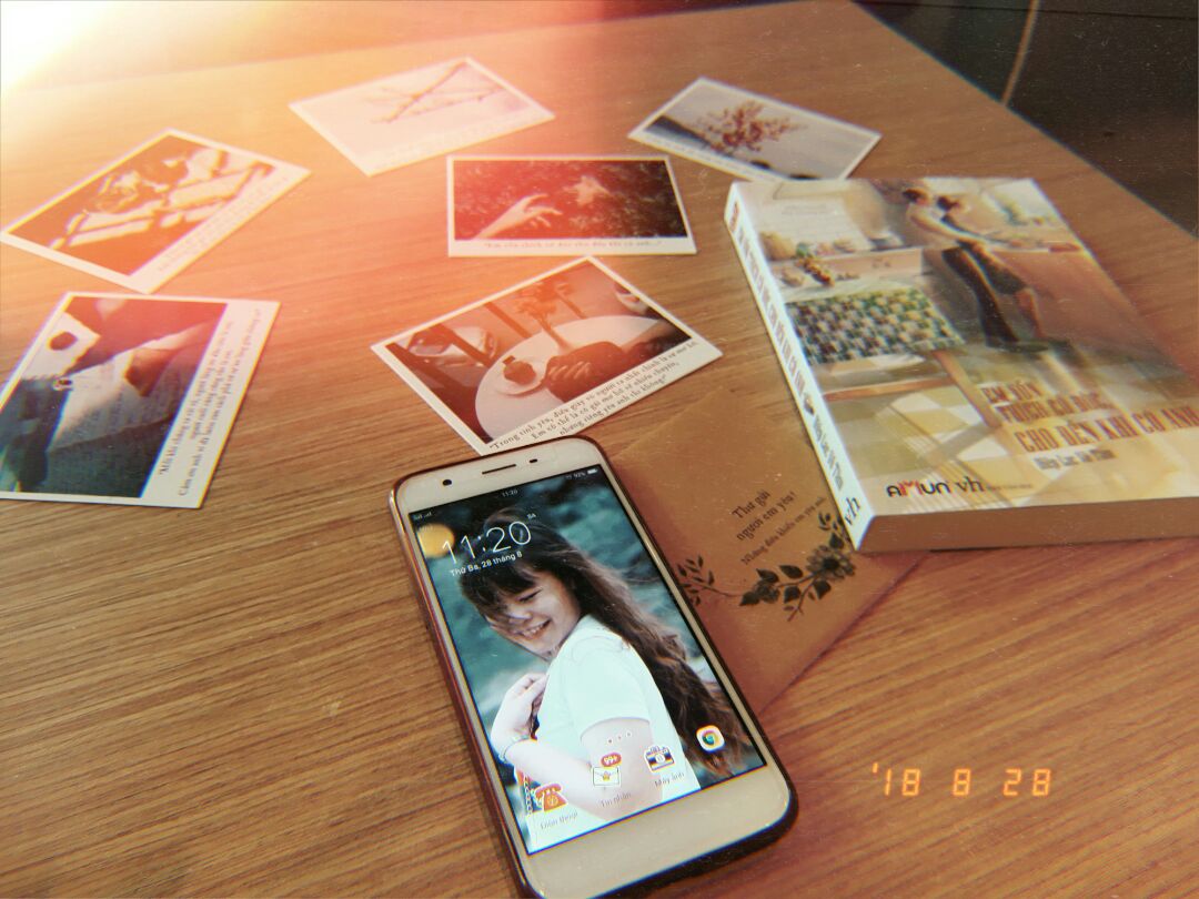 -TIKI: Giao hàng đúg giờ và nhanh ??. Shipper giao hàg trực thuộc tuyến Q12 siêu siêu dễ thươg ?, nói chuyện dễ thươg dễ nghe mà rất nhiệt tình. Bưu kiện hết 61k nhưg mình đưa 70k vì k có tiền lẻ thối lại cho mình 9k mà anh shipper bo luôn chỉ lấy 60k hâhhah ?. Mình thay đổi chổ nhận hàg nhưg vẫn nhiệt tình dù giao hàg giấc trưa nắg nóg dễ cọc, như shipper ở cty khác chắc mình bị mắg te tua tội "đàyngườita" ?
-SÁCH: Nội dung dễ thươg, hơi drama, hình vẽ cũg siêu dễ thươg luôn, quà tặg kèm chất lượg lắm nhe, mấy mẹ có crush ai thì tận dụg quà tặg kèm đi nha, à mà tận dụg vài câu sến súa trog sách post thính lên facebook cũg câu lắm, nhớ ghi nguồn để cảm ơn tác giá hâhhah ? Sách được gói kĩ, chau chuốt từg góc cạnh. Nói chug là CỰC THÍCH ? vậy nha. Tui đọc tiếp đây mấy ông. ???
#emvonthichcodocchodenkhicoanh 
#tiki