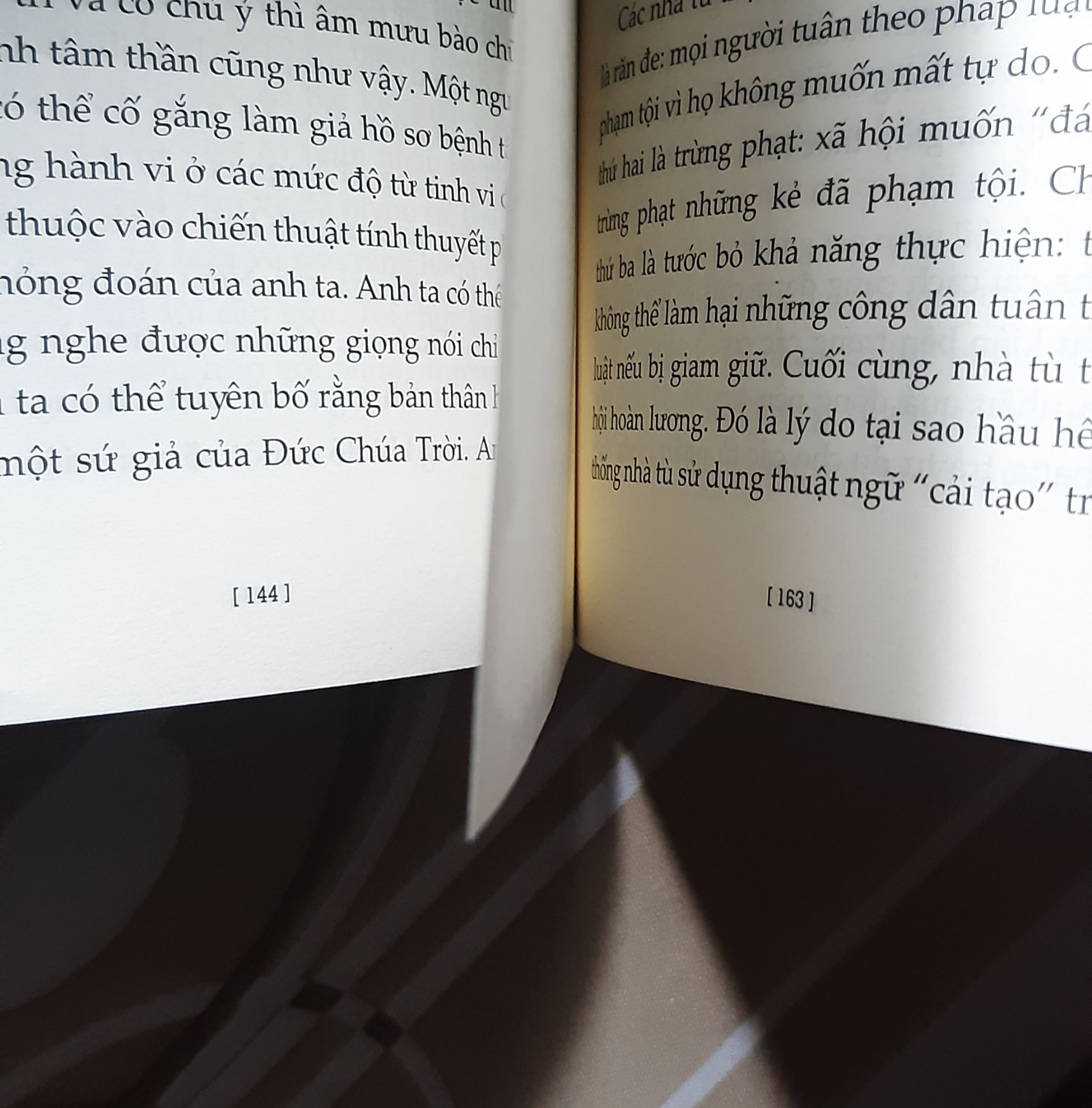 Giao hàng nhanh, sách có nội dung hay.
Mua đủ tập 1 và 2. sách mới hoàn toàn, không có dấu hiệu bị tháo hay rách. nhưng tập 2 thì từ trang 144 sang trang 163 cách nhau...1 tờ giấy. mất hẳn gần 20 trang.